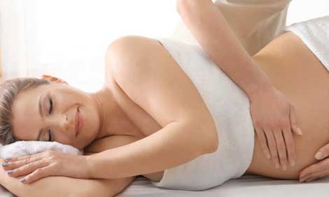 Pierres chaudes appliquées sur le dos