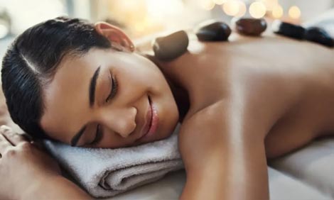 Pierres chaudes appliquées sur le dos